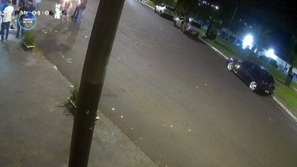 Adolescente atropela mulher de propósito após discussão