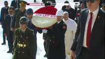Le pape Léon XIV rend hommage à Atatürk lors de sa première visite à l'étranger, en Turquie