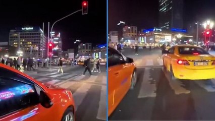 Kırmızı ışıkta geçen taksici yayaya saldırmaya kalktı: Sürücüye ceza kesildi
