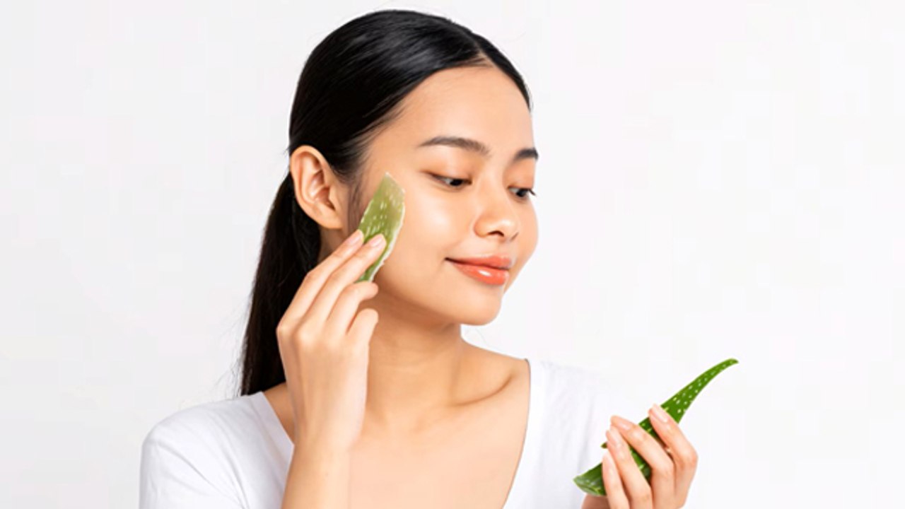 Aloe Vera: Dhoop Mein Aloe Vera Gel Lagane Ke Fayde | How To Apply Aloe Vera Gel On Face For Sunburn