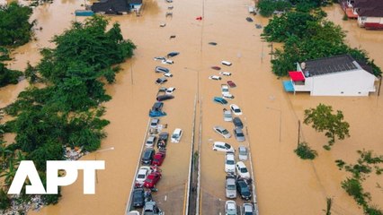 ‘Like the Ocean’: Malaysians Flee to Evacuation Camps as Devastating Floods Swallow Homes | APT