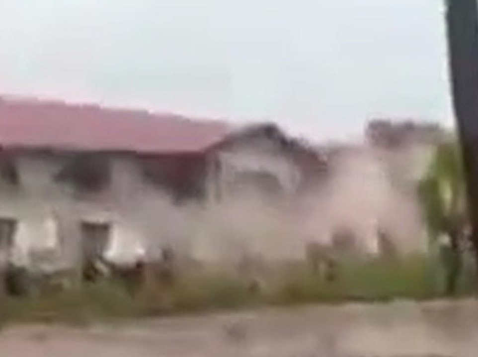 Nach Erdrutsch: Ganzes Schulgebäude stürzt ein