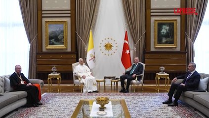 Papa in Turchia, la stretta di mano tra Leone XIV e il presidente Erdogan