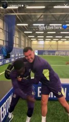 Idrissa Gueye défie Michael Keane à la boxe - Foot - Premier League