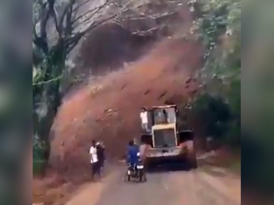 Monster-Erdrutsch: Ganzer Hang kracht auf Straße