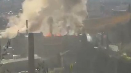 Brucia il tetto della cartiera Fedrigoni, il video dell'incendio a Riva del Garda