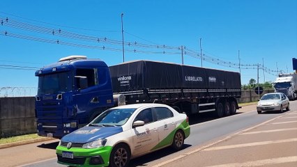 Caminhão paraguaio é barrado com 9 pneus carecas e documentos irregulares na BR-277, em Cascavel