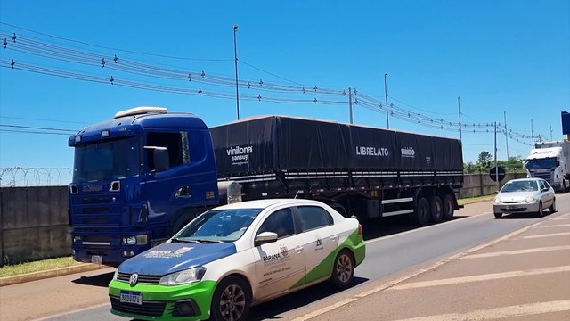 Caminhão paraguaio é barrado com 9 pneus carecas e documentos irregulares na BR-277, em Cascavel