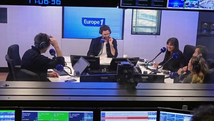 «Quand elles sont parties en colo, c'est la prof qui» leur a passé les chansons, raconte Max Boublil à propos de ses deux filles