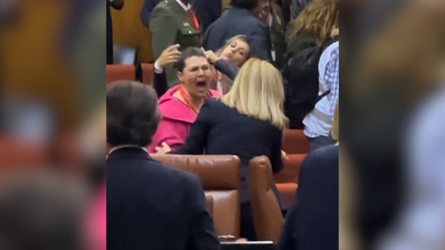 Una mujer afectada por los cribados de cáncer increpa a Juanma Moreno en el Parlamento andaluz