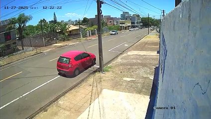 Câmera registra momento em que Palio faz conversão no meio da quadra e é atingido por motocicleta em Cascavel