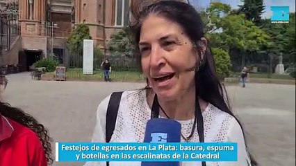 Festejos de egresados en La Plata, basura, espuma y botellas en las escalinatas de la Catedral