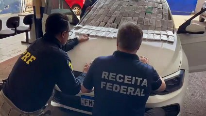 PRF apreende veículo com 297 iPhones em fundo falso