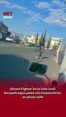 ⚠️ Como si fuera una escena de videojuego, un escupefuegos fue captado pel3ando con un limpiador de vidrios en plena vía pública.
