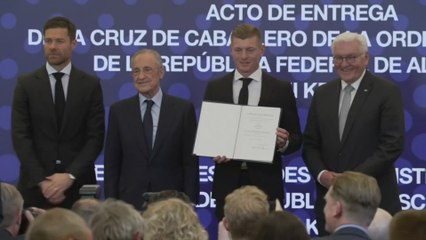 Viral al instante: la reacción de Xabi Alonso cuando Florentino le dice algo al oído