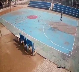 Joven de 16 años murió después de que el aro de baloncesto del que estaba colgado le cayera encima