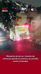 🚛 Un camión de refrescos provocó severos destr0zos luego de quedarse sin frenos mientras bajaba por una calle en pendiente. El vehículo terminó imp@ctándose contra casas y postes de luz, avanzando varios metros antes de finalmente detenerse.