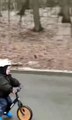 Ce gamin à vélo réussi l'impossible