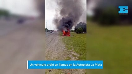 Un auto ardió en llamas en plena Autopista La Plata