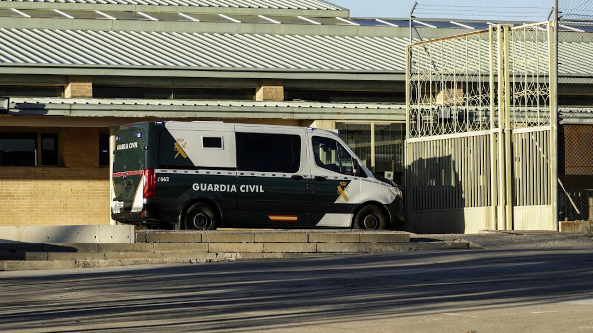 Así ha entrado el furgón en Soto del Real con Ábalos y Koldo García en su interior