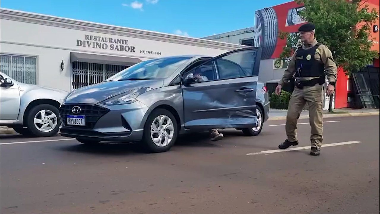 HB20s e Renault Fluence se envolvem em colisão...
