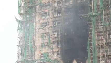 Hong Kong: el bambú bajo sospecha tras mortal incendio en torres residenciales