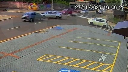 Câmera flagra batida feia entre dois carros no Centro de Cascavel