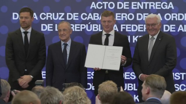 Xabi Alonso’s Priceless Reaction When Florentino Whispers at Kroos Ceremony