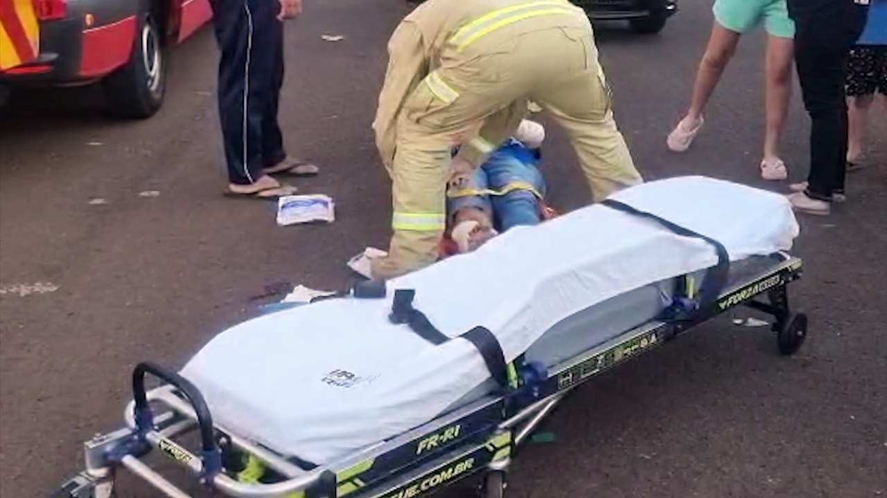 Motociclista bate em caminhão estacionado e sofre laceração na perna no Bairro Cascavel Velho