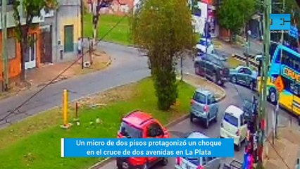 Micro de dos pisos protagonizó un choque en el cruce de dos avenidas en La Plata