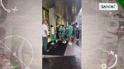 Presidente do Palmeiras, Leila recebe elenco após treino em Lima