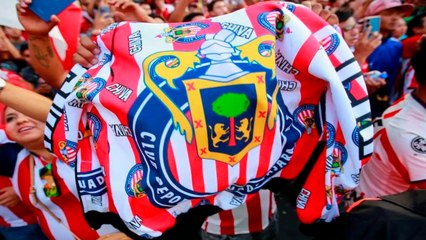 Aficionados de Chivas comienzan a llegar al Estadio Akron horas antes del juego ante Cruz Azul