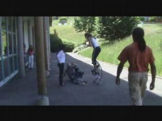 Petite chute en échasses....