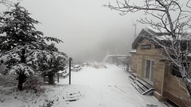 전북 무주 설천봉에 3.9㎝ 눈 쌓여...전북 내일 영하권 / YTN