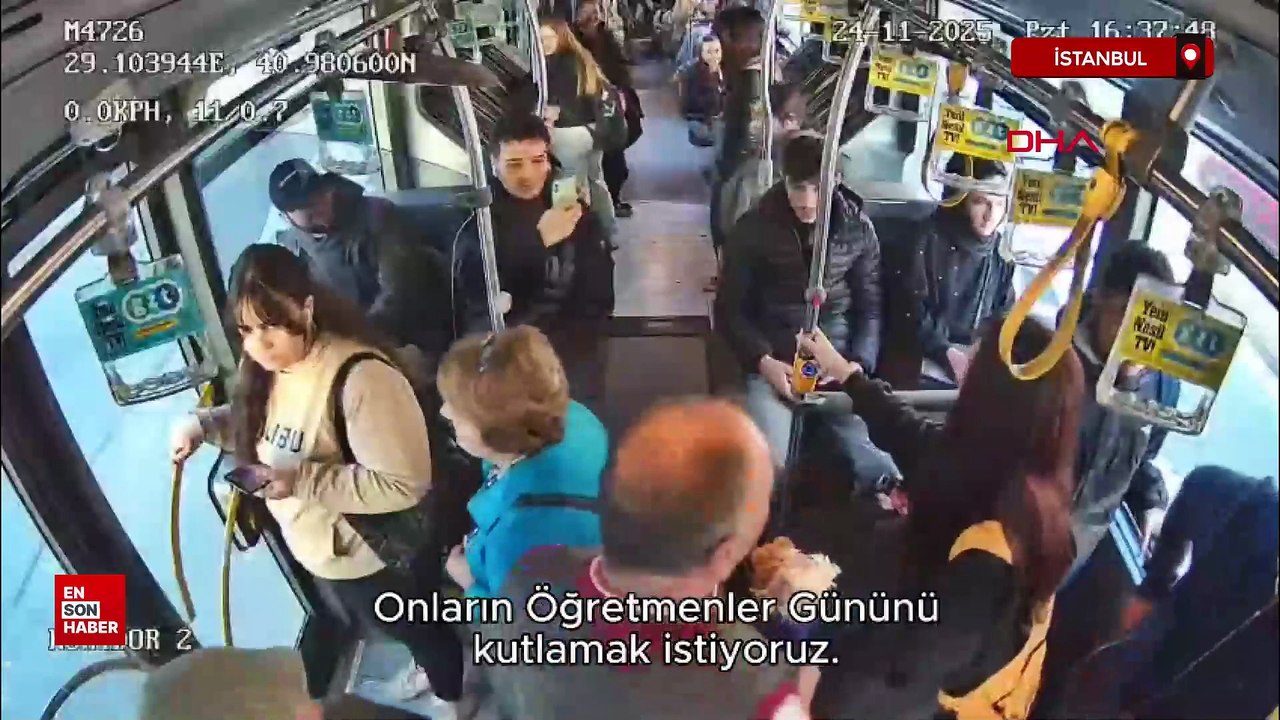 İstanbul'da otobüs şoförü Öğretmenler Günü'nde yolcusu iki öğretmene çiçek hediye etti