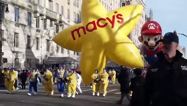 Парад Macy's ко Дню благодарения: Базз Лайтер и Пак-ман парят над холодным Нью-Йорком