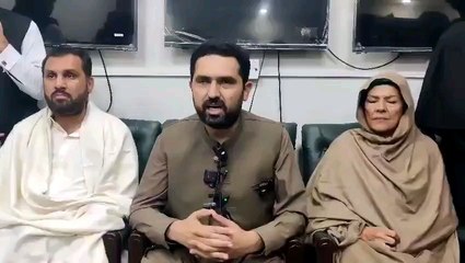 ‏ایک وزیراعلیٰ کو پاک فضائیہ کے جہاز اِدھر سے اُدھر لے کر جا رہی ہے جبکہ دوسرے وزیراعلٰی کو اپنے لیڈر سے ملنے تک کی اجازت نہیں دی جا رہے ہیں۔ آپ دوریاں پیدا کر رہے ہیں ایسے کارنامے کر رہے ہیں جس سے نفرتیں بڑھ رہی ہیںوزیراعلٰی سہیل آفریدی کی گفتگو 🔥