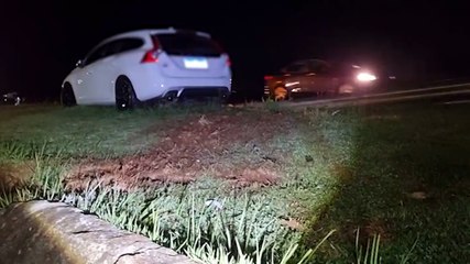 Carro sai da pista e causa desvio de trânsito na BR 277 em Cascavel