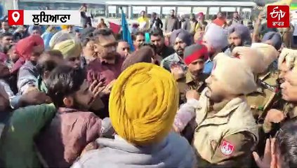 ਪਨਬੱਸ ਅਤੇ ਪੀਆਰਟੀਸੀ ਦਾ ਚੱਕਾ ਜਾਮ, ਪੈਟਰੋਲ ਦੀਆਂ ਬੋਤਲਾਂ ਲੈ ਕੇ ਬੱਸਾਂ 'ਤੇ ਚੜ੍ਹੇ ਮੁਲਾਜ਼ਮ, ਪੁਲਿਸ ਨੇ ਡੱਕੇ