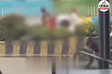 ऑटो से उतरते ही कपड़े निकालने लगी महिला