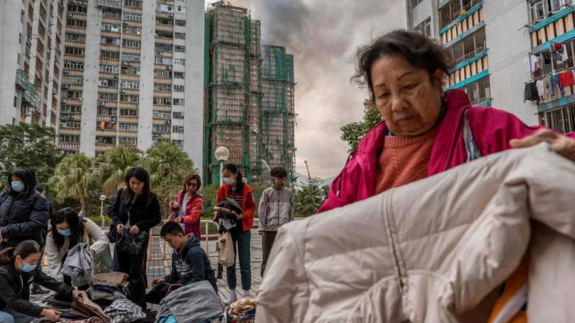 La historia de Winnie Hui se convirti� en el s�mbolo del peor incendio de la historia reciente de Hong Kong, una tragedia que ya deja al menos 128 muertos y decenas de desaparecidos. Frente a los edificios a�n en llamas, m�s de 30 horas despu�s del inicio del fuego, Hui se derrumb� ante las c�maras: "Mi beb� muri�", dijo entre sollozos. Su hija de seis meses, Ho Tsz-yan, estaba al cuidado de sus abuelos mientras los padres trabajaban.

La �ltima comunicaci�n con la familia lleg� el mi�rcoles a las 15:02 horas, cuando la suegra de Winnie advirti� del intenso humo en el pasillo y explic� que intentar�an salir a un apartamento m�s seguro. Minutos despu�s, el contacto se cort� para siempre. Los abuelos y la ni�a estaban en el piso 21 del complejo residencial, uno de los m�s afectados. Los bomberos confirmaron el hallazgo de los cuerpos de un adulto y un beb� en esa misma planta.

Mientras amanec�a este jueves, los equipos de emergencia continuaban recuperando cuerpos y revisando las viviendas completamente calcinadas en busca de supervivientes. El fuego segu�a activo en los pisos superiores de uno de los siete bloques destruidos, y las autoridades advierten que la cifra de v�ctimas podr�a seguir aumentando en las pr�ximas horas.
