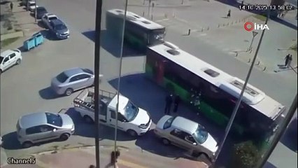 KONTROLSÜZ KAVŞAKTA KORKUNÇ KAZA OTOMOBİL MOTOSİKLETE ÇARPTI