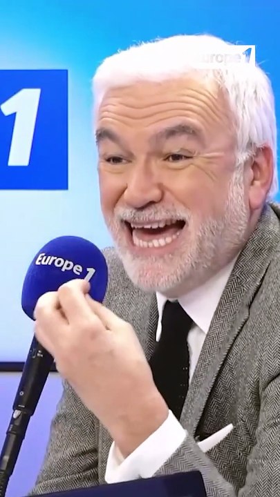 Regardez Pascal Praud sur Europe 1 qui ironise après la diffusion du "Complément d’enquête" anti CNews : "Il paraît que ça a coûté 400.000 €, et ça fait pschiiit ! J’avais un fou rire tellement c’est vide" - VIDEO
