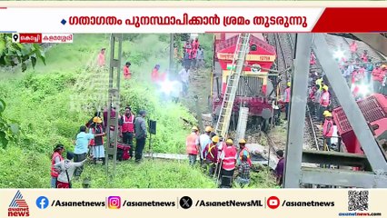 ഗുഡ്‌സ് ട്രെയിൻ എഞ്ചിൻ പാലം തെറ്റി; ഗുരുവായൂർ - എറണാകുളം പാസഞ്ചറും ഏറനാട് എക്സ്പ്രസും വൈകും