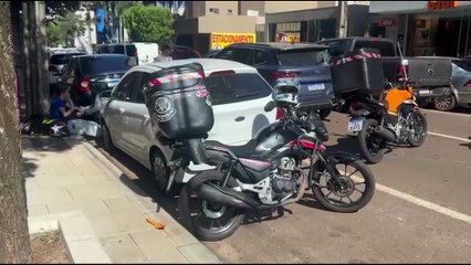 Motociclista fica ferido após colisão traseira na Rua São Paulo, no Centro