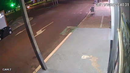 Vídeo: Vigilante tático chega rápido em farmácia e entra em luta corporal com assaltante