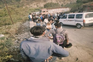 घाटी में सिलेंडर से भरे ट्रक का गियर फेल, टक्कर से कार खांई में गिरी