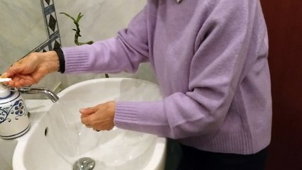 Come non sprecare l'acqua quando ci laviamo le mani