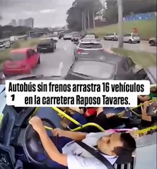 Autobús pierde freno y provoca un accidente en zanja en Raposo