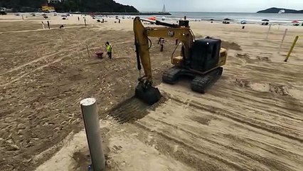 Peneiramento da areia da Praia Central em Balneário Camboriú